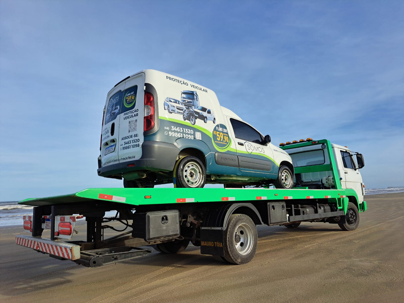 Caminhão guincho moderno transportando veículo em rodovia